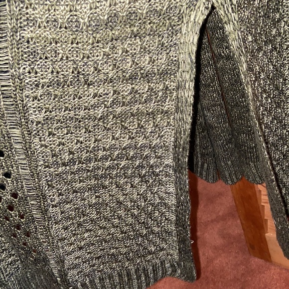 LONG OPEN CARDIGAN IN SHADES OF OLIVE. SIDE SLITS. WORN ONCE. - Picture 4 of 7